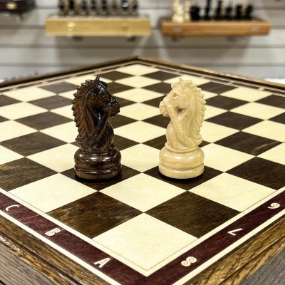 Шахматы подарочные в ларце из дуба с фигурами из граба