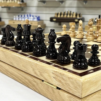 Шахматы в ларце из граба с фигурами из карельской березы