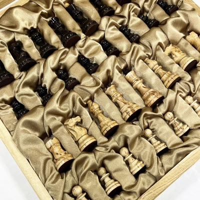 Шахматы в ларце из граба с фигурами из карельской березы