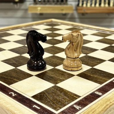 Шахматы в ларце из граба с фигурами из карельской березы