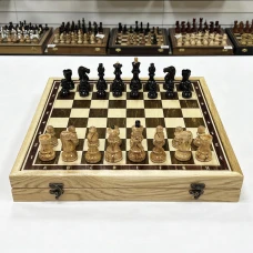 Шахматы в ларце из граба с фигурами из карельской березы