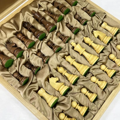 Шахматный ларец из дуба с фигурами Чемпион из самшита и палисандра