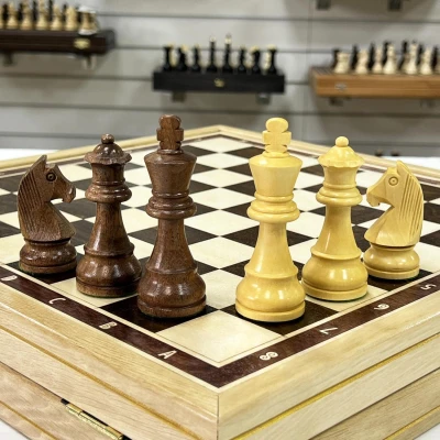Шахматный ларец из дуба с фигурами Чемпион из самшита и палисандра