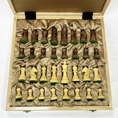 Шахматный ларец из дуба с фигурами Чемпион из самшита и палисандра