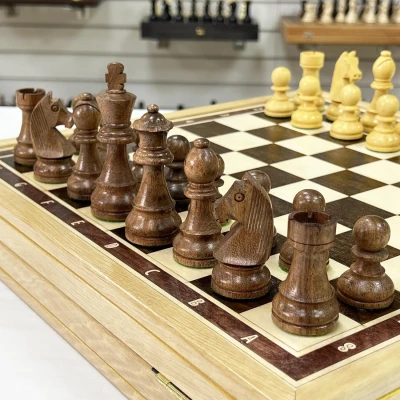 Шахматный ларец из дуба с фигурами Чемпион из самшита и палисандра