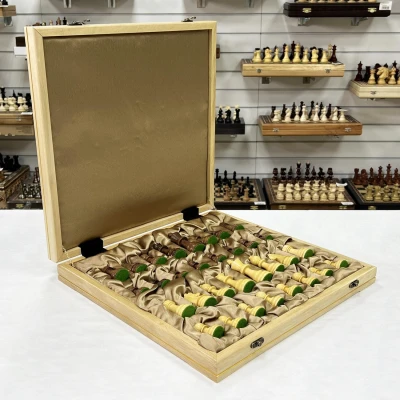 Шахматный ларец из дуба с фигурами Чемпион из самшита и палисандра