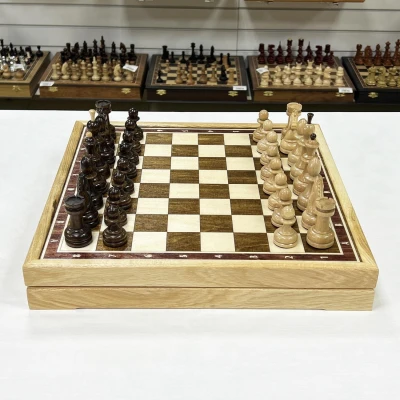 Шахматы в ларце из граба с фигурами Резной конь