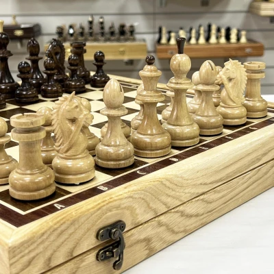 Шахматы в ларце из граба с фигурами Резной конь