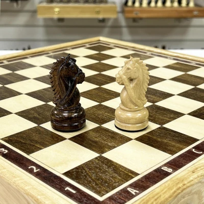 Шахматы в ларце из граба с фигурами Резной конь