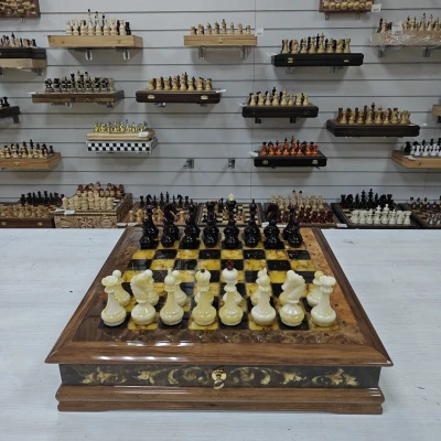 Эксклюзивный шахматный ларец №2 орех/янтарь м. Емельянова