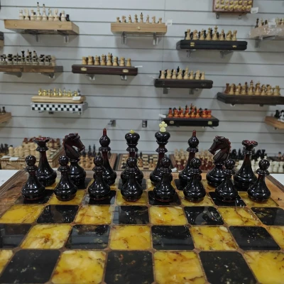 Эксклюзивный шахматный ларец №2 орех/янтарь м. Емельянова