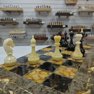 Шахматы эксклюзивные Готика тонированная карельская береза/янтарь