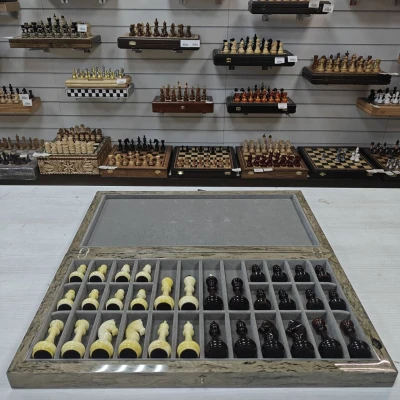 Шахматы эксклюзивные Готика тонированная карельская береза/янтарь