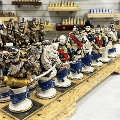 Шахматы подарочные фарфоровые Александр I против Наполеона на доске из карельской березы