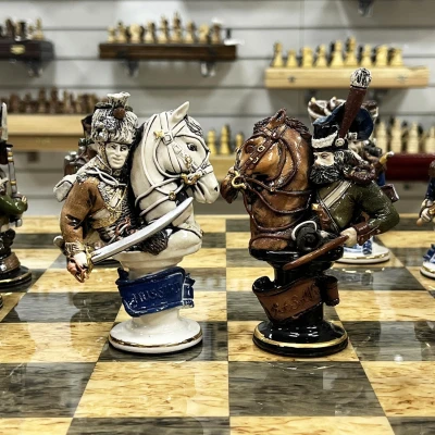 Шахматы подарочные фарфоровые Александр I против Наполеона на доске из карельской березы