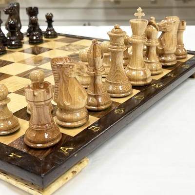 Шахматы эксклюзивные нескладные из дерева ореха и клена Суприм глянцевые