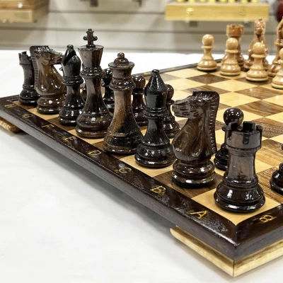 Шахматы эксклюзивные нескладные из дерева ореха и клена Суприм глянцевые