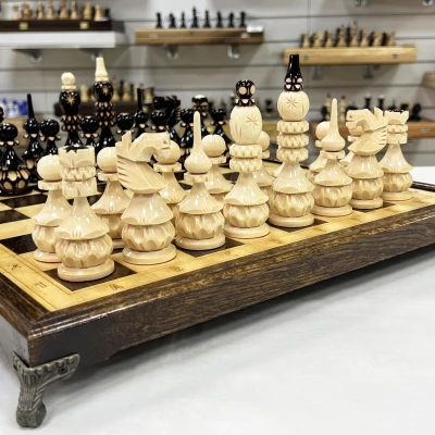 Шахматы подарочные нескладные дуб с резными фигурами из липы