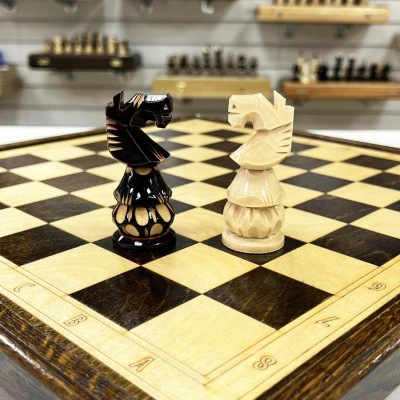 Шахматы подарочные нескладные дуб с резными фигурами из липы