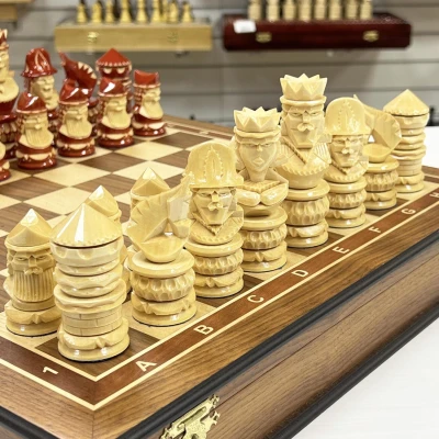 Шахматы резные Моряки ручной работы в ларце из ореха