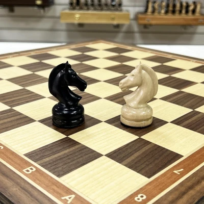 Шахматы подарочные из ореха, ясеня и бука доска 50 на 50 см, фигуры с утяжелением