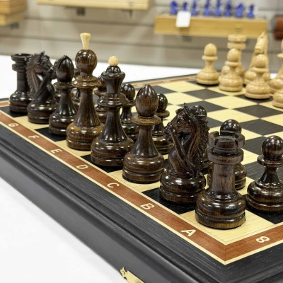 Подарочные шахматы из моренного дуба с резными фигурами граб