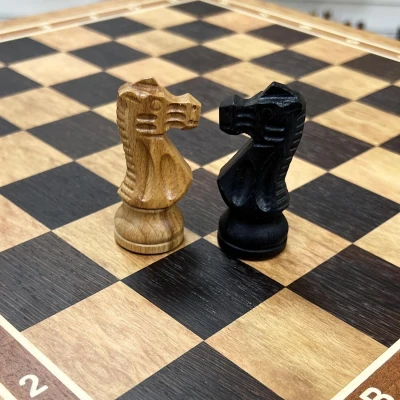 Шахматный ларец из эвкалипта с фигурами индийский Стаунтон