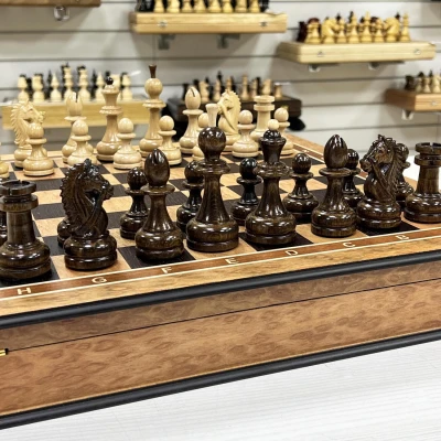 Шахматный ларец эвкалипт с фигурами с резным конем