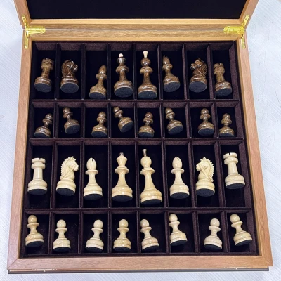 Шахматный ларец эвкалипт с фигурами с резным конем