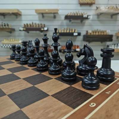 Шахматы подарочные из эвкалипта в ларце с фигурами Премиум из кавказского граба