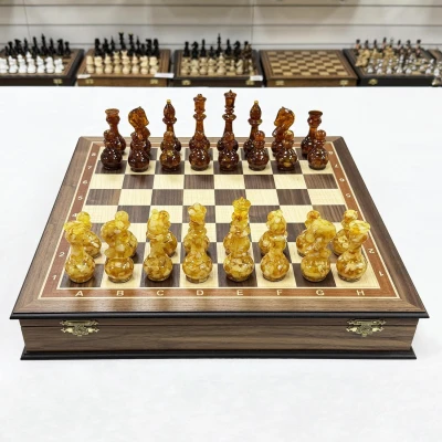 Шахматы в ларце из ореха с янтарными фигурами Шахматы в ларце из ореха с янтарными фигурами