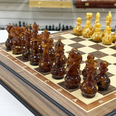 Шахматы в ларце из ореха с янтарными фигурами