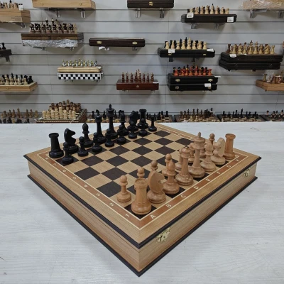 Шахматы подарочные в ларце из дуба с фигурами Авангард из бука