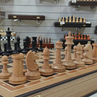 Шахматы подарочные в ларце из дуба с фигурами Авангард из бука