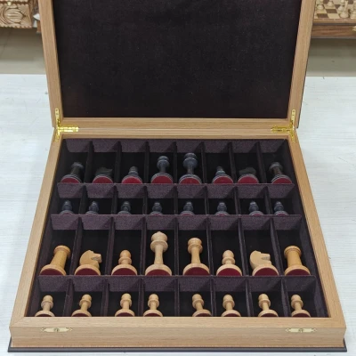 Шахматы подарочные в ларце из дуба с фигурами Авангард из бука