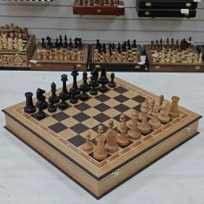 Шахматы подарочные в ларце из дуба с фигурами Авангард из бука