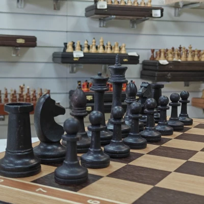 Шахматы подарочные в ларце из дуба с фигурами Авангард из бука