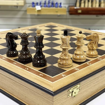 Шахматы подарочные в ларце из дуба с фигурами из карельской березы