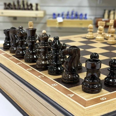 Шахматы подарочные в ларце из дуба с фигурами из карельской березы