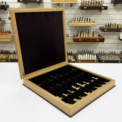 Шахматы подарочные в ларце из дуба с фигурами из карельской березы