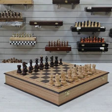 Шахматы подарочные в ларце из дуба с фигурами из карельской березы