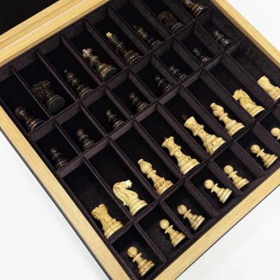 Шахматы подарочные в ларце из дуба с фигурами из карельской березы