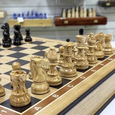 Шахматы подарочные в ларце из дуба с фигурами из карельской березы