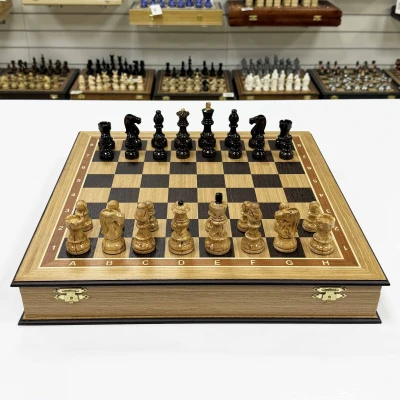 Шахматы подарочные в ларце из дуба с фигурами из карельской березы