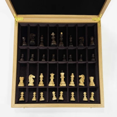 Шахматы подарочные в ларце из дуба с фигурами из карельской березы