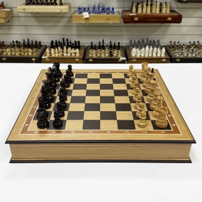 Шахматы подарочные в ларце из дуба с фигурами из карельской березы