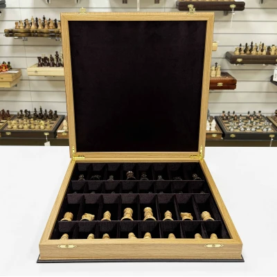 Шахматы подарочные в ларце из дуба с фигурами из карельской березы