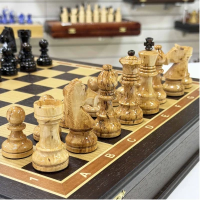 Шахматы подарочные в ларце из дерева венге с фигурами из карельской березы