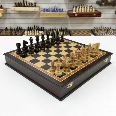 Шахматы подарочные в ларце из дерева венге с фигурами из карельской березы