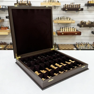 Шахматы подарочные в ларце из дерева венге с фигурами из карельской березы